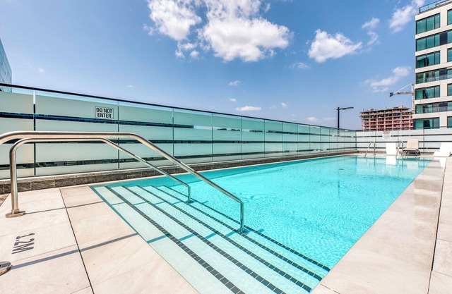 Beverly Hills in Toronto's Core w/Pool, Parking, WiFi, Near CN Tower