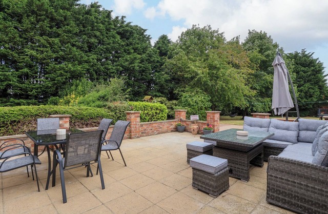 BEWHOLME, pet friendly, with hot tub in Skipsea