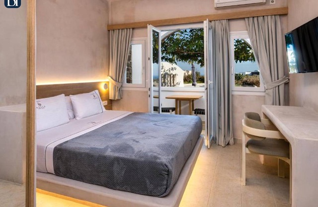 BH583 - C - Suite Santorini