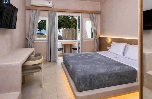 BH587 - C - Suite Santorini