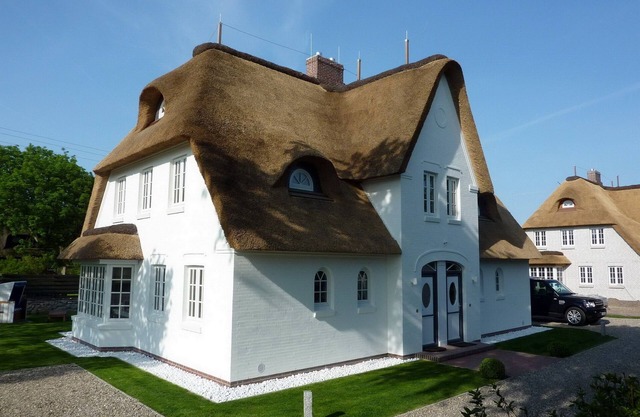 Bi de Diek West - thatched semi-detached house, a dream in white!