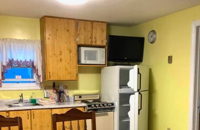 Bide-A-While - 2 Bedroom Cottage Forest & Lake PEI Cottages