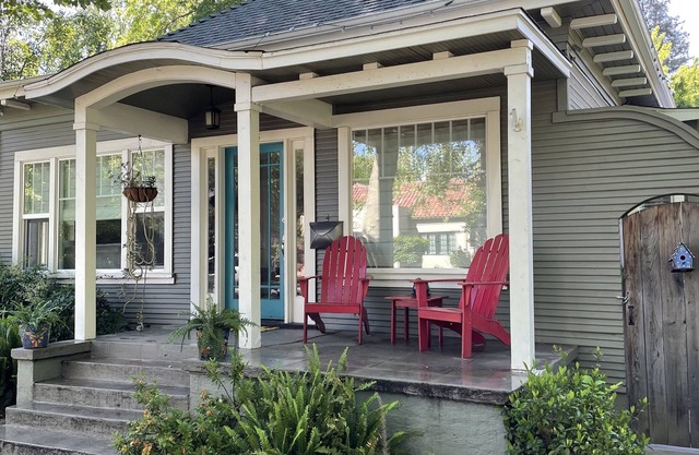 Bidwell Bijou: Luxurious home 1 block from Bidwell Park & Downtown.