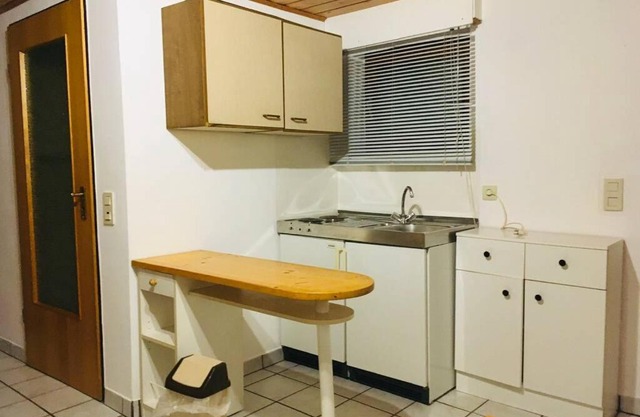 Biete ruhige Zwei-Zimmer Souterrain-Wohnung