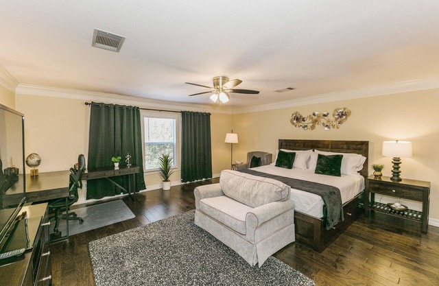 Big and cozy 4 bedrooms with a gorgeous backyard!