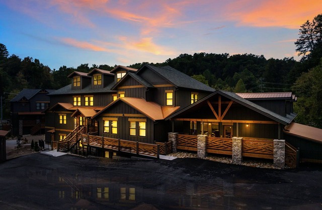 BIG BEAR COVE - 26 BEDROOMS, SLEEPS 100 PEOPLE, LOADED WITH LUXURY!