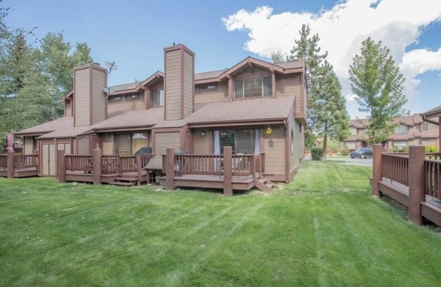 Big Bear Cozy House walking from lake, 2 swiming pools, hot Tubs, Tennis courts