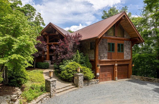 Big Bear Lodge at Eagles Nest - home with hot tub and breathtaking Views