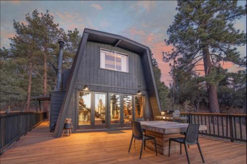 Big Bear Retreat w Fire Pit Deck & Cabin Vibes