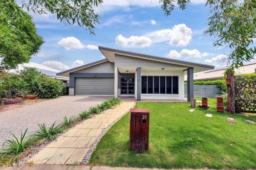 Big & Breezy House Mins To Beach, Hospital & Uni