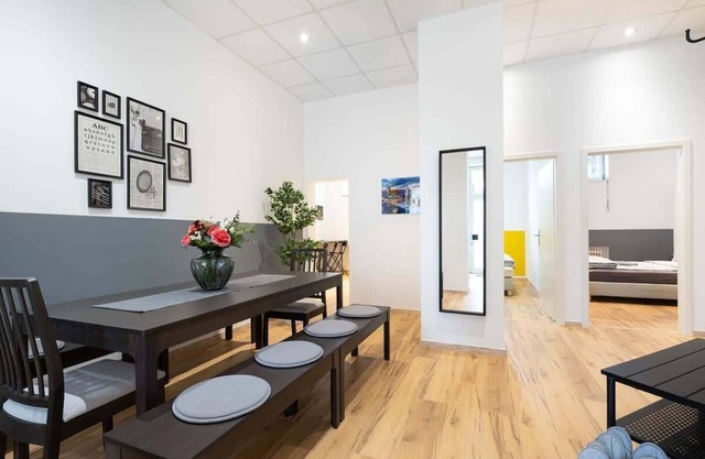 Big Central Apartment near Rotkreuzplatz with 3 BR for 12 PAX