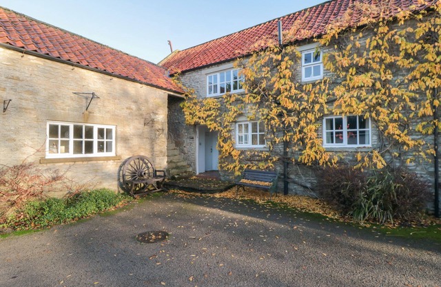 BIG COTTAGE, pet friendly, character holiday cottage in Fadmoor