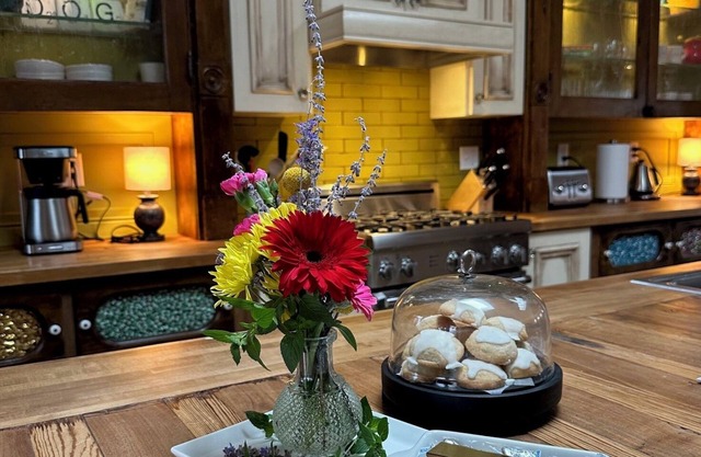 Big Dog Coffee's Little Red Cat/Historic Pittsburgh Home/FREE Parking Spaces