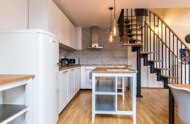 Big Duplex 2 Bath 10min to CITY CENTER by direct METRO by easyBNB