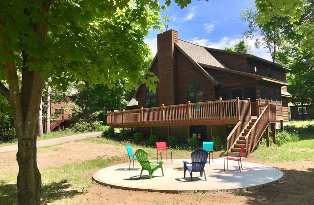 Big Family-Friendly Home In Crystal Mountain Resort, Walk To Skiing, Golf, Pool