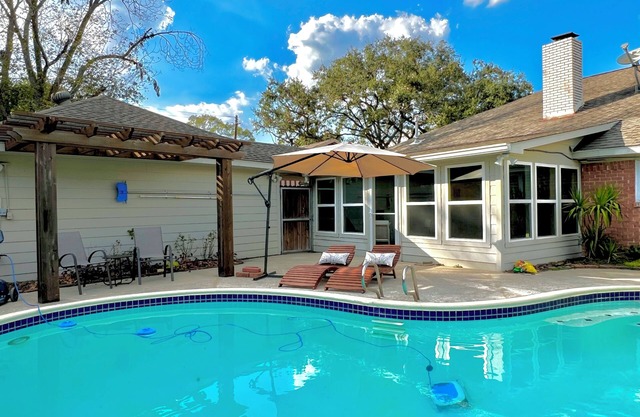 Big Heated Pool w Sunroom, Centrally-loc. Luxury in Houston, Billiards, Sleeps16