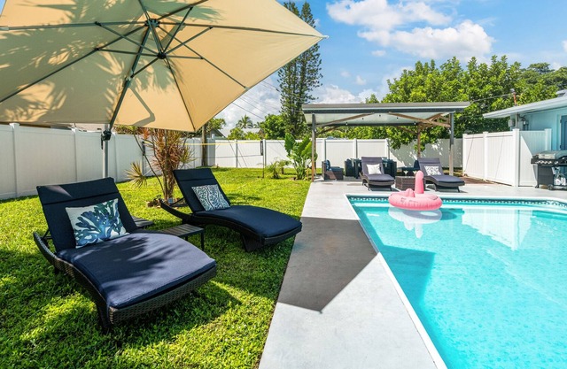 Big heated salt water pool house with easy access to the beach and Atlantic Ave
