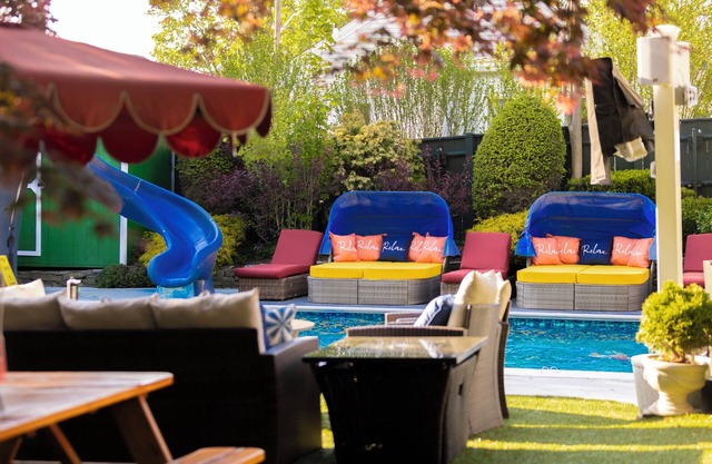 BIG HEATED SALT WATER POOL & HOT TUB 3 MIN TO DOWNTOWN 13 BEDS 3 BATHS