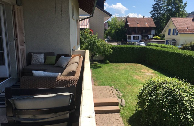Big House With 7 Rooms on 2 Floors and Free Parking in Front for Yourself