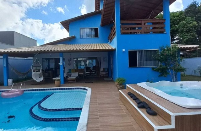 Big house with 4 bedrooms, 4 1/2 bath, barbecue area,. Pool, Jacuzzi and parking