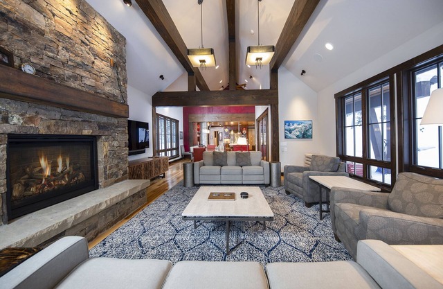 BIG, most luxurious 4BR in Breck,1.5 miles to town
