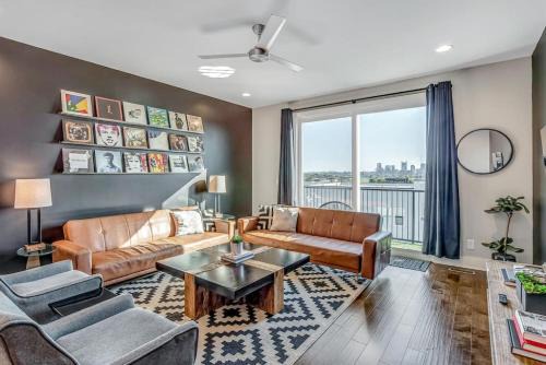 Big NEW and Modern with Skyline View Mural and Ping Pong