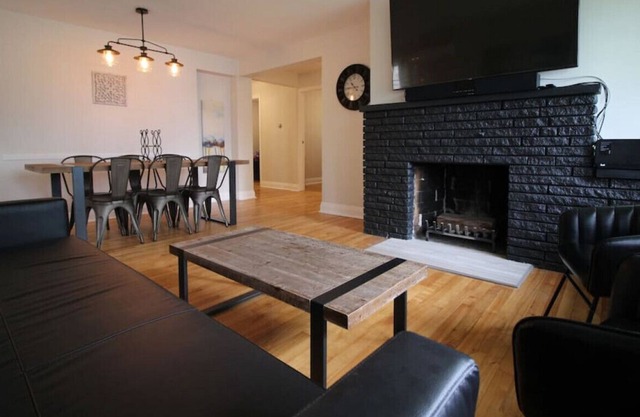 Big Quiet and Modern House close to Airport