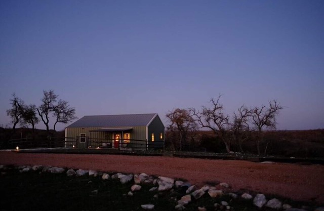 Big Sky Guest House - Enjoy the stars in Fredericksburg, TX!