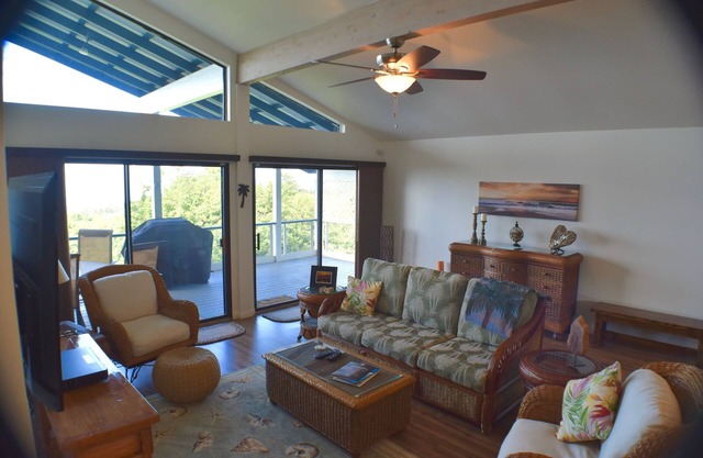 Big Spacious Elevated View Home, Minutes to VNP,nMyra's Blue Hawaii House