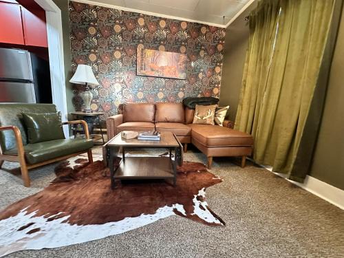 Bigfoot Hunters Haven-1bed1bath-deck-russell Ks