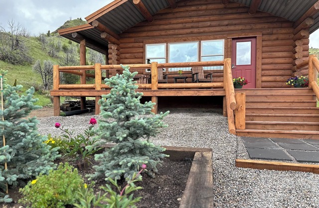 Bigger Bear Cabin by Madison River in Southwest MT sleeps 6