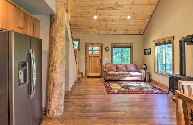 'Bigsky' Cabin w/ Fire Pit, Walk to Fishing!