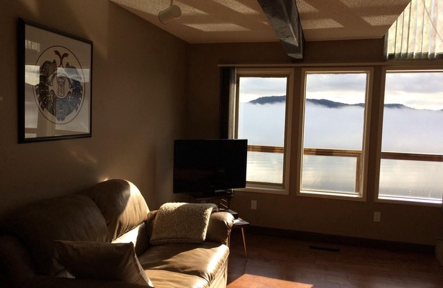Bigwood Lodge. Ocean front, sunrise views, quiet and relaxing.
