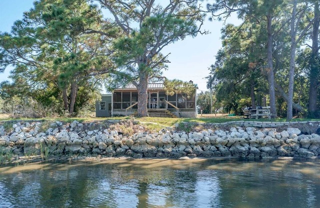 Bill's Bay Breeze- relax on the porch and enjoy the view!