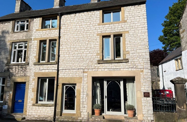 BILLY WHISKEY'S, pet friendly, character holiday cottage in Tideswell