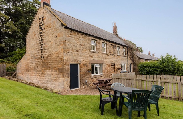 BILTON FARM COTTAGE NO1, pet friendly, with a garden in Alnmouth