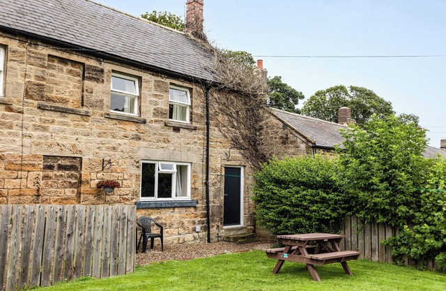 BILTON FARM COTTAGE NO2, pet friendly, with a garden in Alnmouth