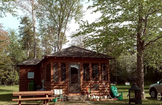 Birch Breeze Bungalow: Autumn Retreat – Crisp Air, Fall Foliage & Lakeside Bliss!