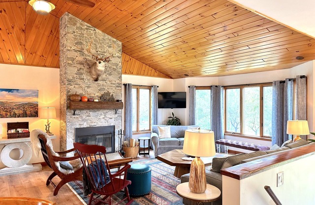Birch Hill Lodge, Heated Pool, Hot Tub, Playroom & Fireplace Near Gore Mt with
