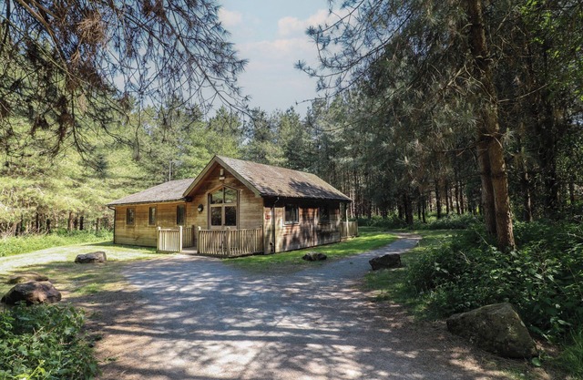 BIRCH LODGE, family friendly, with a garden in Rosliston