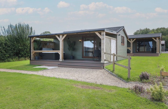 BIRCH, romantic, luxury holiday cottage, with hot tub in Donisthorpe
