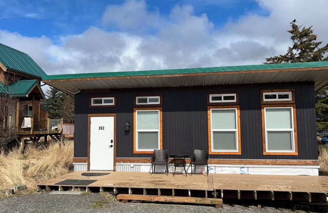 Bird and Beach Guesthouse- beachfront studio cottage in Old Town Homer