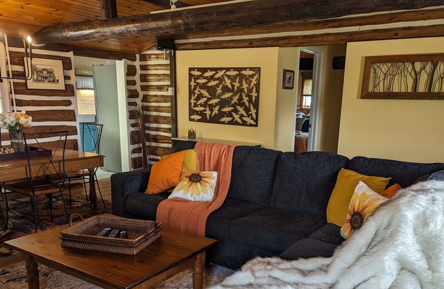 Bird Haven Log Cabin, Unique, charming and close to Lake Simcoe.