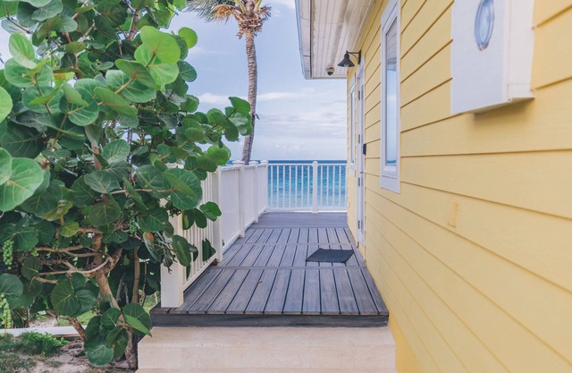 Bird of Paradise Beachfront Cottages- Golden Chalice