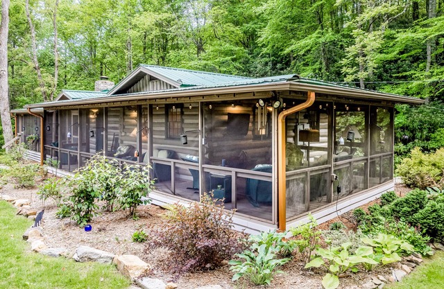 Bird-watcher's creekside cabin with screened porch, fireplace, yard, & firepit