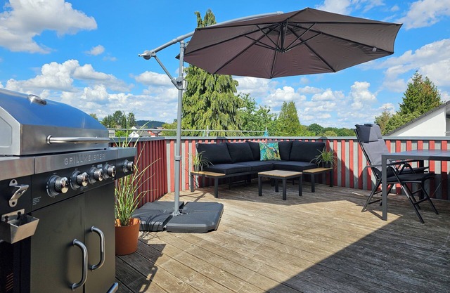 Birdhouse - Big Living for 12 - 2 terraces, table football, BBQs, PS4, fitness