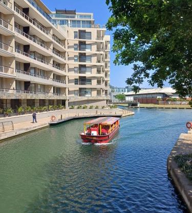Birds-eye canal view - Walk to CTICC and V&A Waterfront!