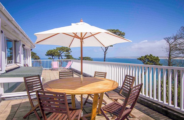 Birdsong St Ives, 5 bed pet friendly holiday home & unrivalled sea views.