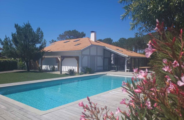 Biscarrosse Villa avec piscine à 300m des plages pour 13 personnes