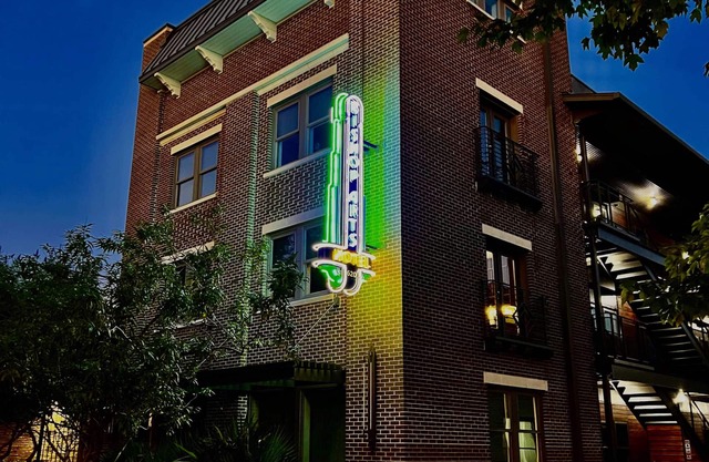 Bishop Arts Hotel Studio 1
